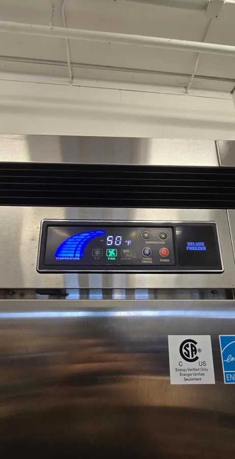 Congelador comercial manteniendo temperatura después del servicio de Heavy Duty Heating and Cooling en Joliet IL