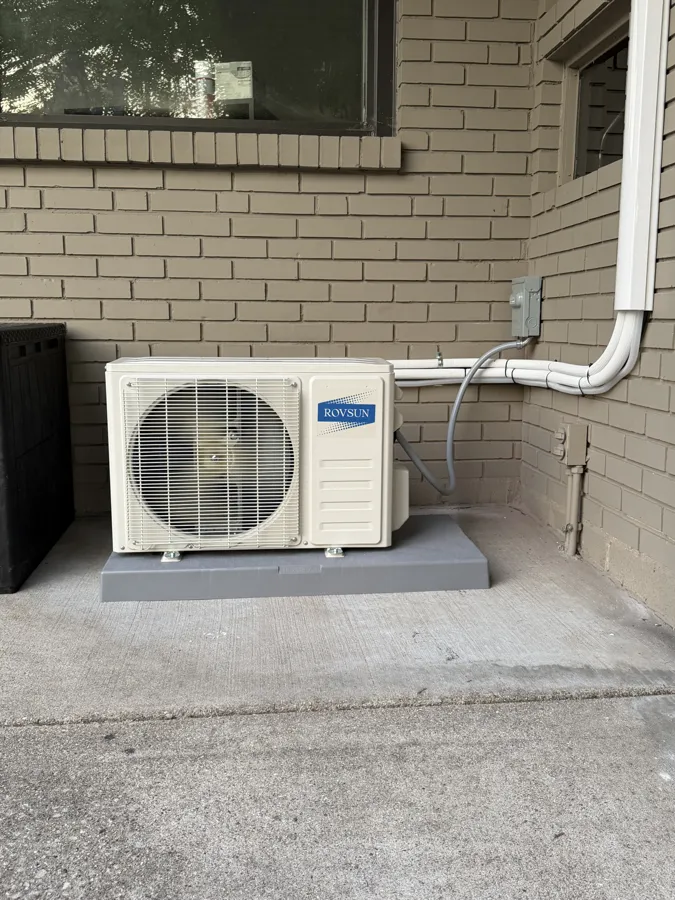 Unidad exterior de mini-split sin ductos instalada en Joliet IL